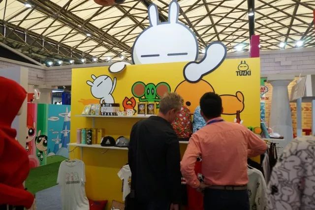 魔都驚現"次元墻"破裂現場,ip生意已經爆發